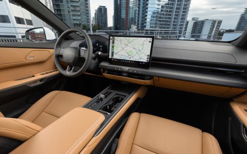 レクサスの新型「ES」初試乗 ハイブリッドとバッテリEV、もっとも好印象なのは?