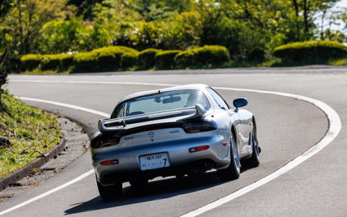 復活したマツダ「RX-7」 世界が称賛したスポーティなシルエットと気持ち昂る走りを、今一度全身で味わってみた