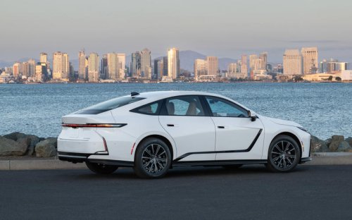 レクサスの新型「ES」初試乗 ハイブリッドとバッテリEV、もっとも好印象なのは?