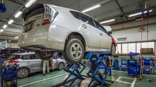 Battery, Here's what happens when a hybrid car's high-voltage battery runs out of power