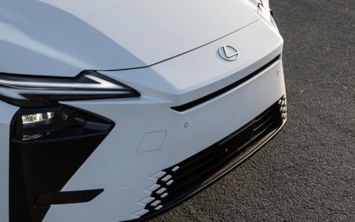 レクサスの新型「ES」初試乗 ハイブリッドとバッテリEV、もっとも好印象なのは?
