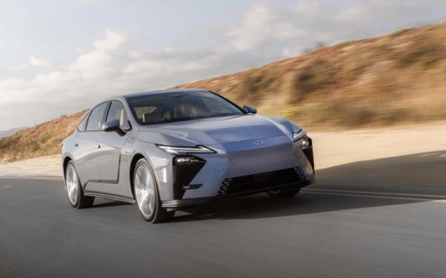 レクサスの新型「ES」初試乗 ハイブリッドとバッテリEV、もっとも好印象なのは?