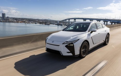 レクサスの新型「ES」初試乗 ハイブリッドとバッテリEV、もっとも好印象なのは?