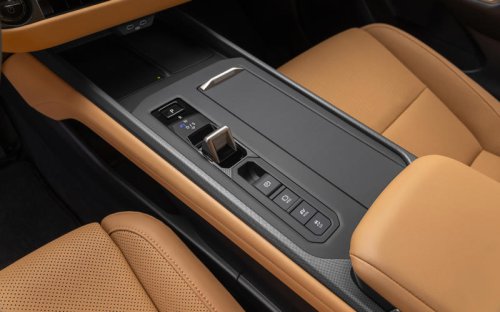 レクサスの新型「ES」初試乗 ハイブリッドとバッテリEV、もっとも好印象なのは?