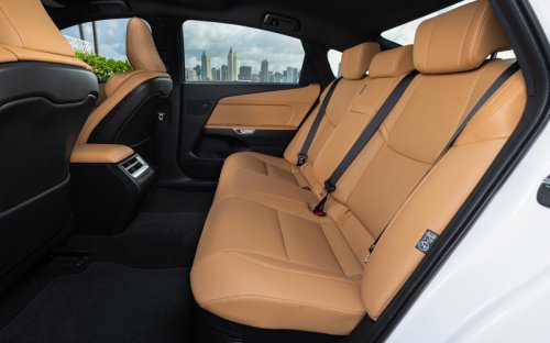 レクサスの新型「ES」初試乗 ハイブリッドとバッテリEV、もっとも好印象なのは?