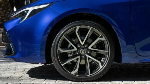 Los dos Toyota más vendidos protagonizan uno de los duelos de perfil bajo más intensos: solo les separaron cuatro unidades en abril