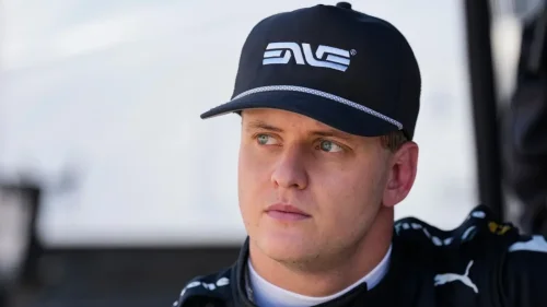 El hijo de Michael Schumacher consigue un trofeo en una carrera en la que su padre nunca corrió y tiene un bonito gesto con él