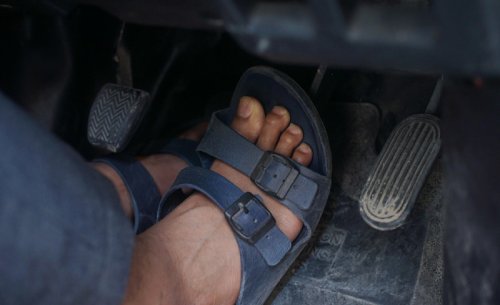 Llega el calor y también la pregunta recurrente: ¿Si voy conduciendo con chanclas me pueden multar?