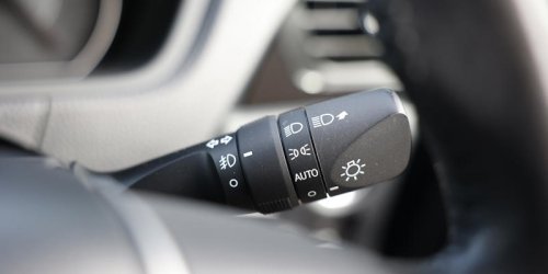 「ブレーキか、フォグか」後続車は区別できない…知らず知らず周囲を危険にさらすリアフォグの誤点灯