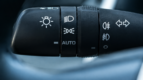 「ブレーキか、フォグか」後続車は区別できない…知らず知らず周囲を危険にさらすリアフォグの誤点灯