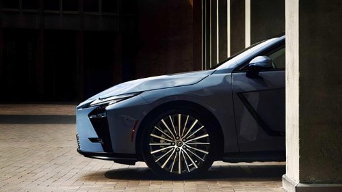 Lexus ES 350h: Luxury, efficiency, and controversial design