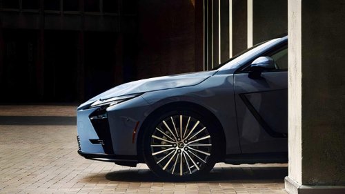 Lexus ES 350h: Luxury, efficiency, and controversial design