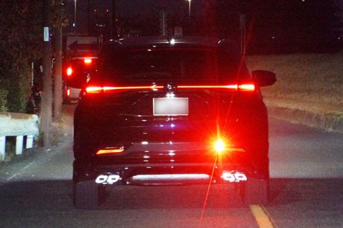 「ブレーキか、フォグか」後続車は区別できない…知らず知らず周囲を危険にさらすリアフォグの誤点灯
