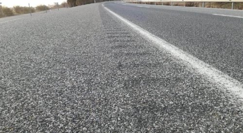 Por qué hace esto tu coche cuando pisas la línea blanca: es desagradable pero puede salvarte la vida