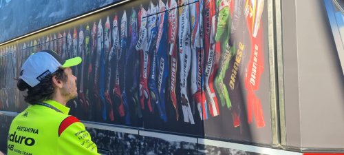 Exhibición de Rossi en el laboratorio Dainese