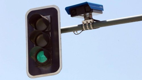 Llegan a España los radares 8 en 1 con IA: multan por exceso de velocidad, el móvil, el cinturón, saltarse los semáforos