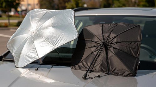Si abrir la puerta del coche en verano ya da miedo, este protector solar delantero suena a remedio bastante sensato