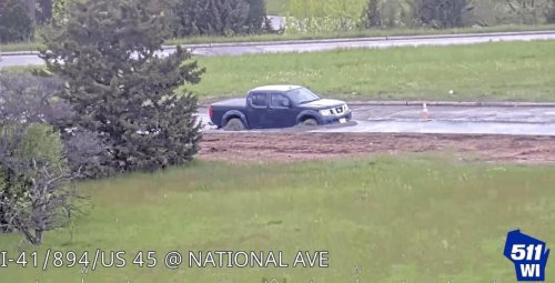 Un conductor ignora una señal de “carretera cortada” y acaba hundiendo su coche en cemento fresco: “Las colocan para su seguridad”