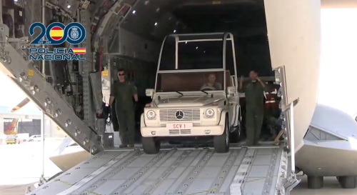 De Roma a Madrid: el viaje del Papamóvil, un Mercedes-Benz Clase G, en el Airbus A400M del Ejército
