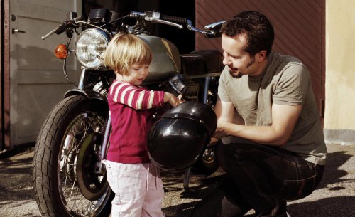 Multa de 200 euros por llevar así a los niños en moto: el detalle físico en el que la policía se fija siempre