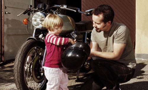 Multa de 200 euros por llevar así a los niños en moto: el detalle físico en el que la policía se fija siempre