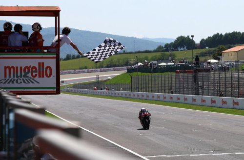 La alegría de Bezzecchi tras ganar en casa