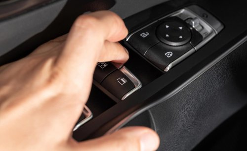 En Europa están multando por dejar las ventanillas del coche bajadas, pero ¿me pueden sancionar si lo hago en España?