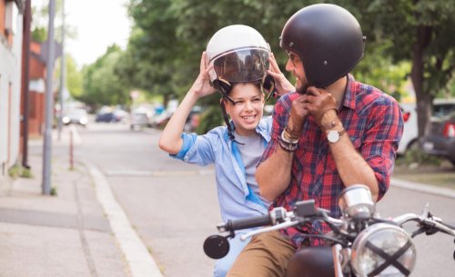 Multa de 200 euros por llevar así a los niños en moto: el detalle físico en el que la policía se fija siempre