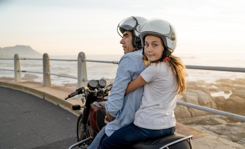 Multa de 200 euros por llevar así a los niños en moto: el detalle físico en el que la policía se fija siempre