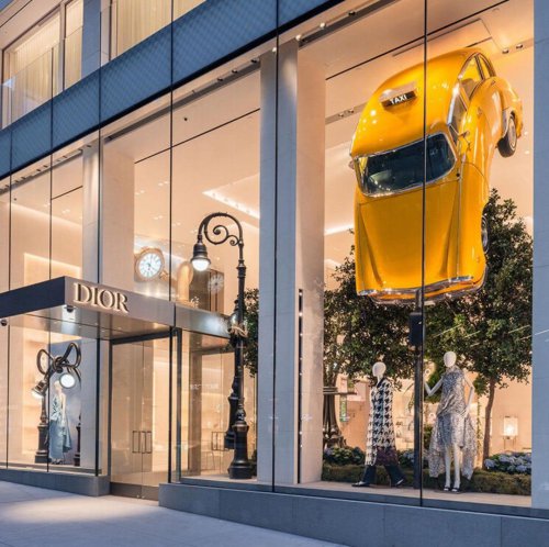 Coches imposibles en los escaparates de Dior: el arte de Alex Chinneck se funde con la moda