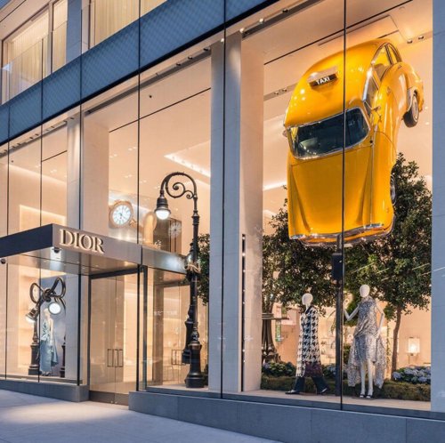 Coches imposibles en los escaparates de Dior: el arte de Alex Chinneck se funde con la moda