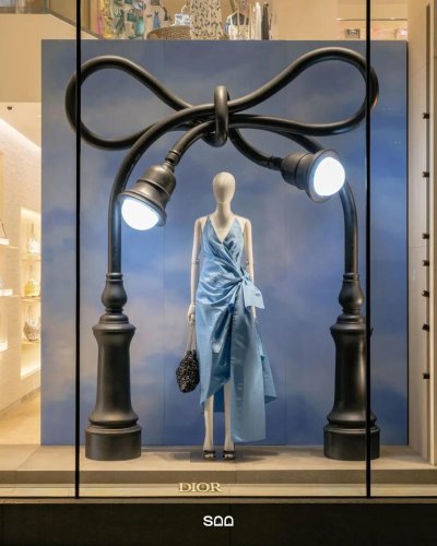 Coches imposibles en los escaparates de Dior: el arte de Alex Chinneck se funde con la moda