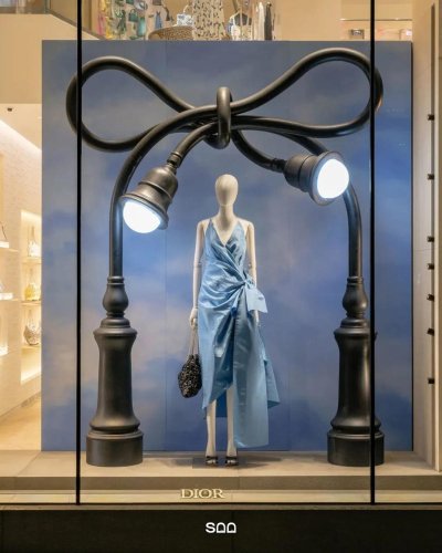 Coches imposibles en los escaparates de Dior: el arte de Alex Chinneck se funde con la moda