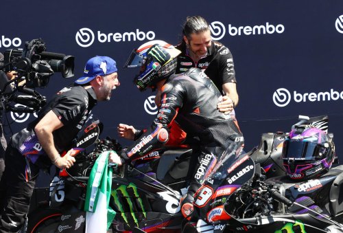 La alegría de Bezzecchi tras ganar en casa