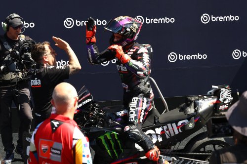 La alegría de Bezzecchi tras ganar en casa
