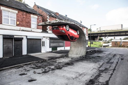 Coches imposibles en los escaparates de Dior: el arte de Alex Chinneck se funde con la moda