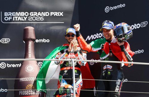 La alegría de Bezzecchi tras ganar en casa