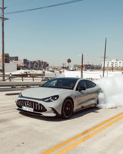 Mercedes, Hay una razón por la que Mercedes-AMG no quiere elegir todavía entre dos mundos: 