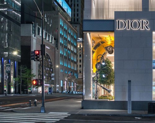 Coches imposibles en los escaparates de Dior: el arte de Alex Chinneck se funde con la moda