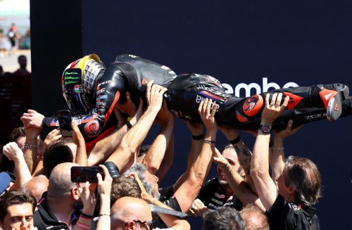 La alegría de Bezzecchi tras ganar en casa