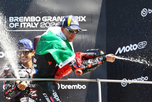 La alegría de Bezzecchi tras ganar en casa