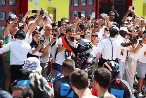 La alegría de Bezzecchi tras ganar en casa