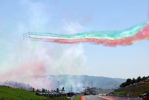 La alegría de Bezzecchi tras ganar en casa