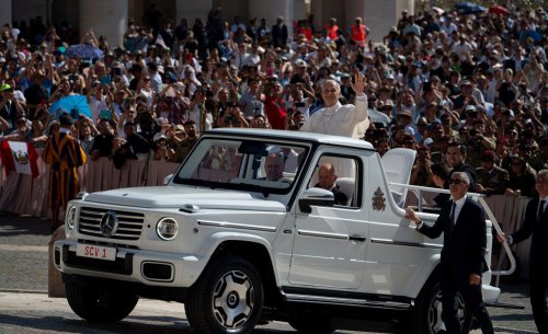 El vídeo de la Policía Nacional con 170 vehículos para recibir al papa León XIV en Canarias: parece una película, pero no lo es