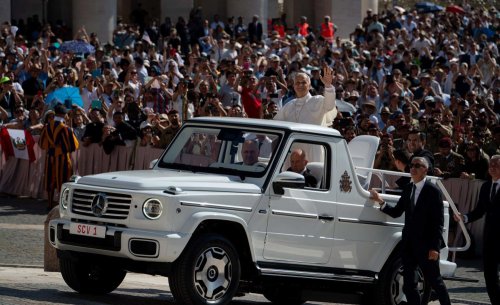 El vídeo de la Policía Nacional con 170 vehículos para recibir al papa León XIV en Canarias: parece una película, pero no lo es