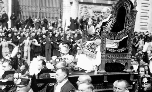 De la silla gestatoria a un motor de 587 CV: el drástico cambio del nuevo papamóvil eléctrico que llega a España