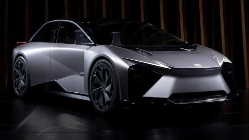 Toyota, Tesla, Toyota cancela lo que hubiera sido su alternativa al Tesla Model 3 y el motivo dice mucho de hacia dónde va el coche eléctrico