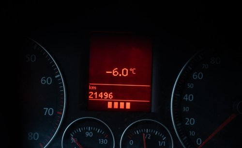 Tu coche marca más calor que el tiempo real: el detalle oculto que explica por qué siempre ves más grados