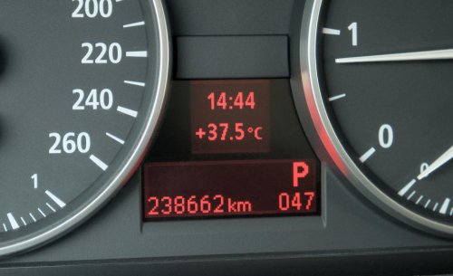 Tu coche marca más calor que el tiempo real: el detalle oculto que explica por qué siempre ves más grados