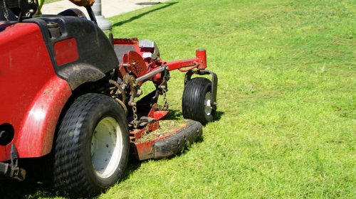 4 dangerous mistakes people make when using their lawn mowers